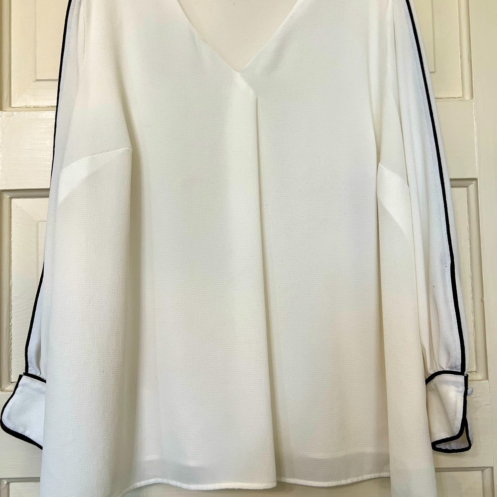 Vince Camuto Dressy Blouse Off-White with Black Piping on Sleeve Plus Size 2X